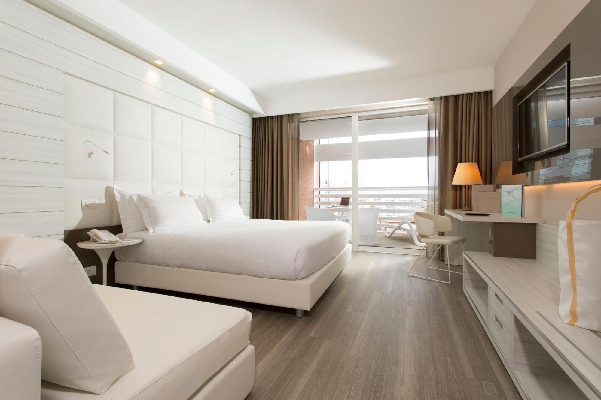Habitación Triple Superior con vistas parciales al mar